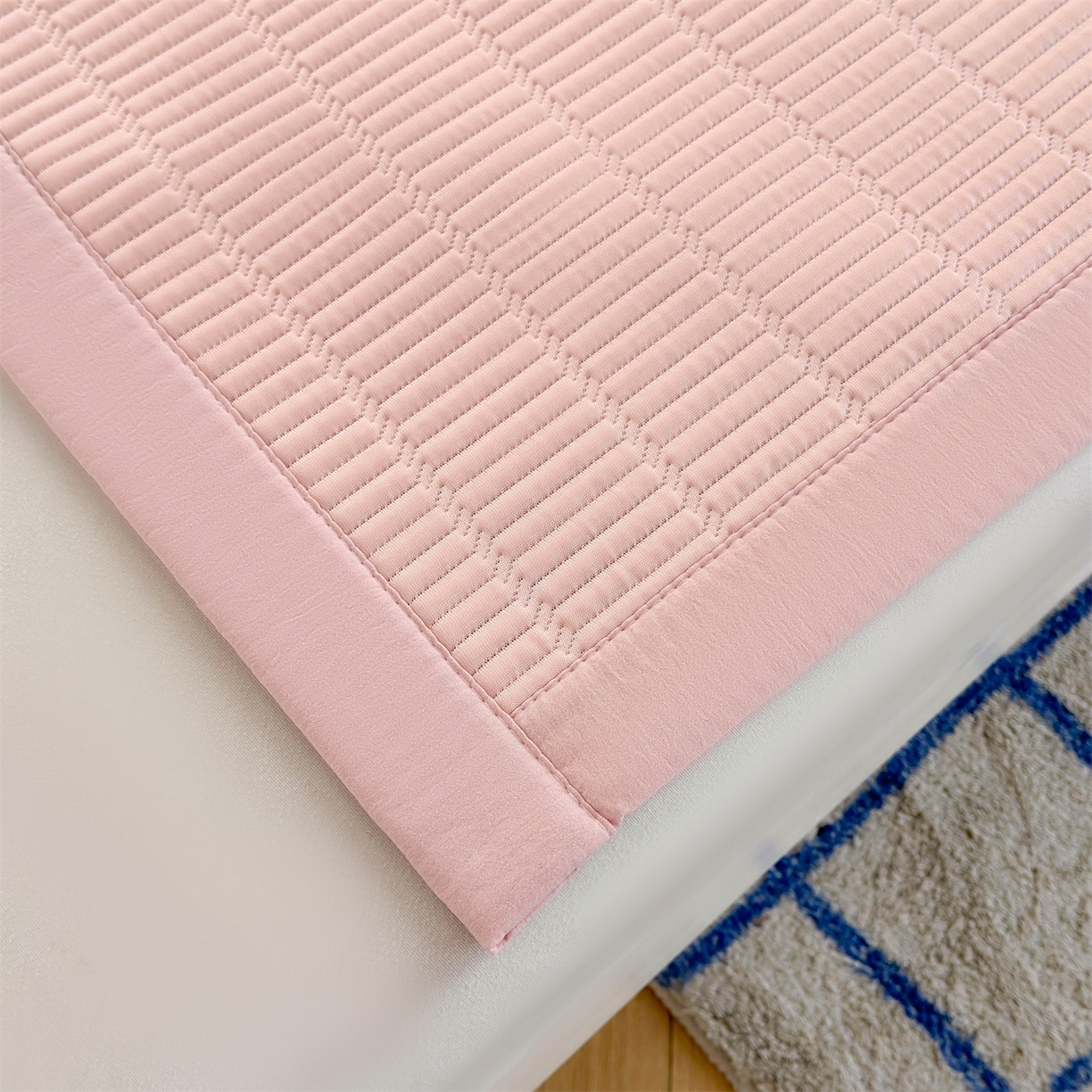 91家纺网 家纺一手货源 找家纺 慕木家纺 2026新品A类高端刺绣PE乙纶冰豆豆凉席泰迪爱兰系列正版授权(提供买家秀) 粉莓熊眠-粉