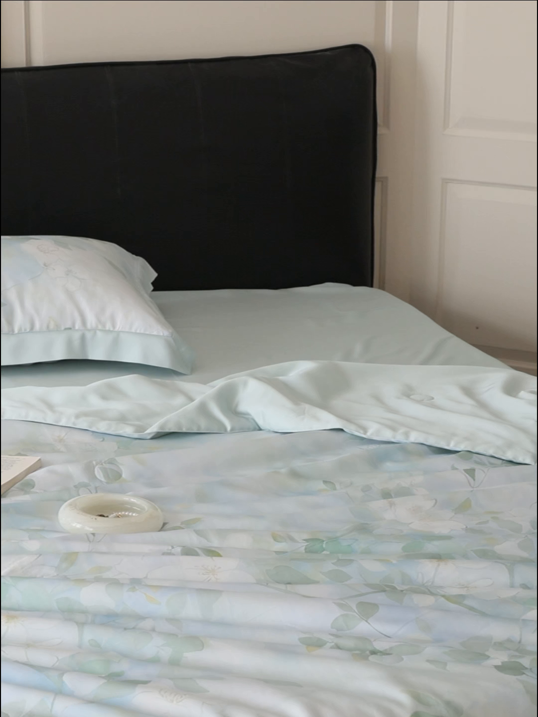 91家纺网 家纺一手货源 找家纺 久典家居 2026新款20%桑蚕丝+80%聚酯纤维宽边夏被四件套 碧天