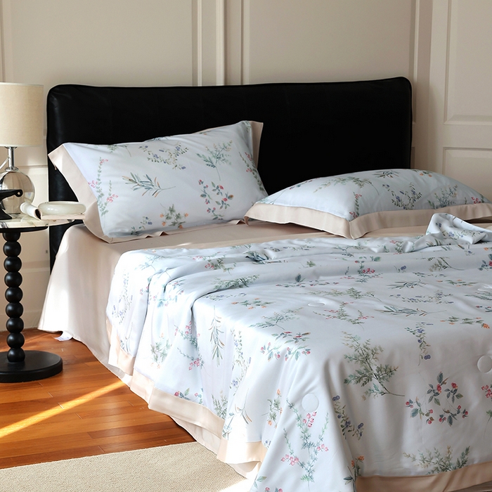 91家纺网 家纺一手货源 找家纺 久典家居 2026新款20%桑蚕丝+80%聚酯纤维宽边夏被四件套 境玉