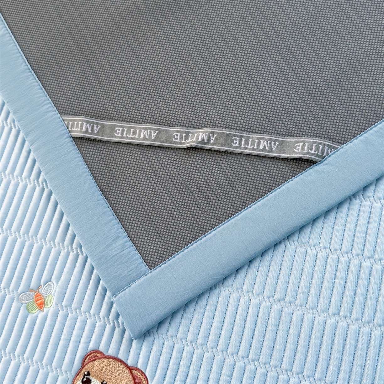 91家纺网 家纺一手货源 找家纺 慕木家纺 2026新品A类高端刺绣PE乙纶冰豆豆凉席泰迪爱兰系列正版授权(提供买家秀) 蓝屿泰迪-蓝