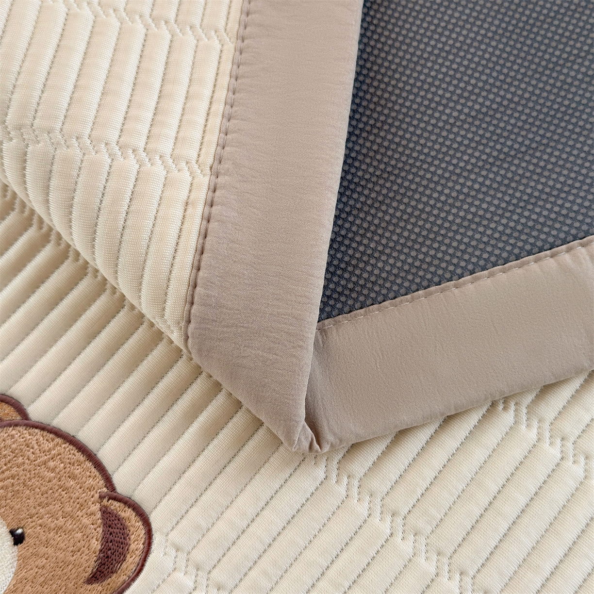 91家纺网 家纺一手货源 找家纺 慕木家纺 2026新品A类高端刺绣PE乙纶冰豆豆凉席泰迪爱兰系列正版授权(提供买家秀) 青屿熊语-米白