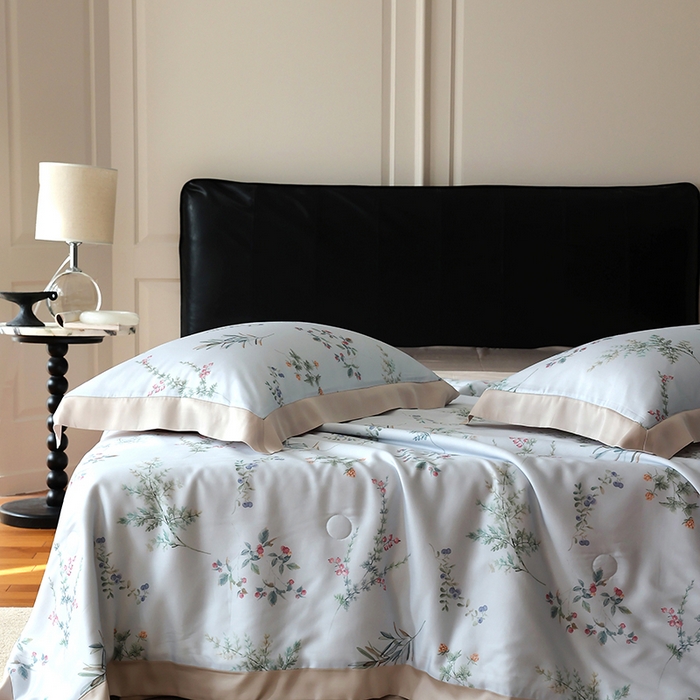 91家纺网 家纺一手货源 找家纺 久典家居 2026新款20%桑蚕丝+80%聚酯纤维宽边夏被四件套 境玉