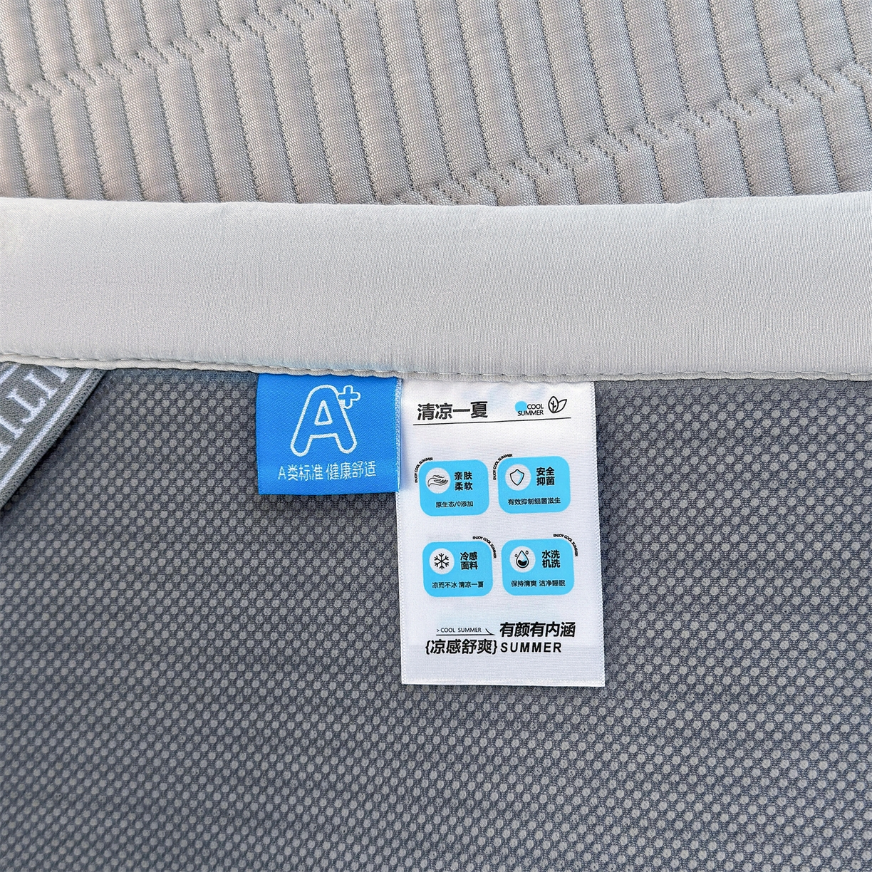 91家纺网 家纺一手货源 找家纺 慕木家纺 2026新品A类高端刺绣PE乙纶冰豆豆凉席泰迪爱兰系列正版授权(提供买家秀) 蓝屿泰迪-灰