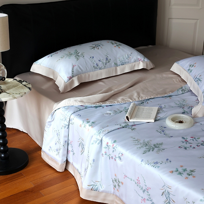 91家纺网 家纺一手货源 找家纺 久典家居 2026新款20%桑蚕丝+80%聚酯纤维宽边夏被四件套 境玉