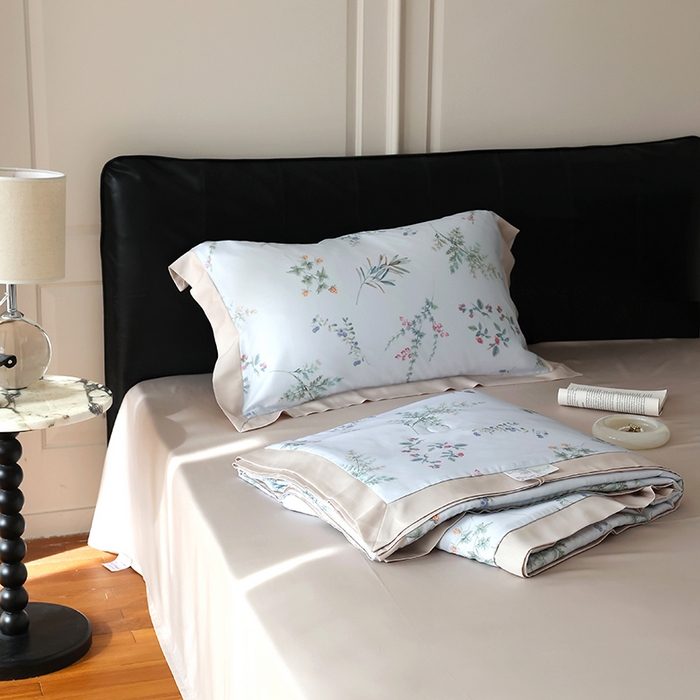 91家纺网 家纺一手货源 找家纺 久典家居 2026新款20%桑蚕丝+80%聚酯纤维宽边夏被四件套 境玉