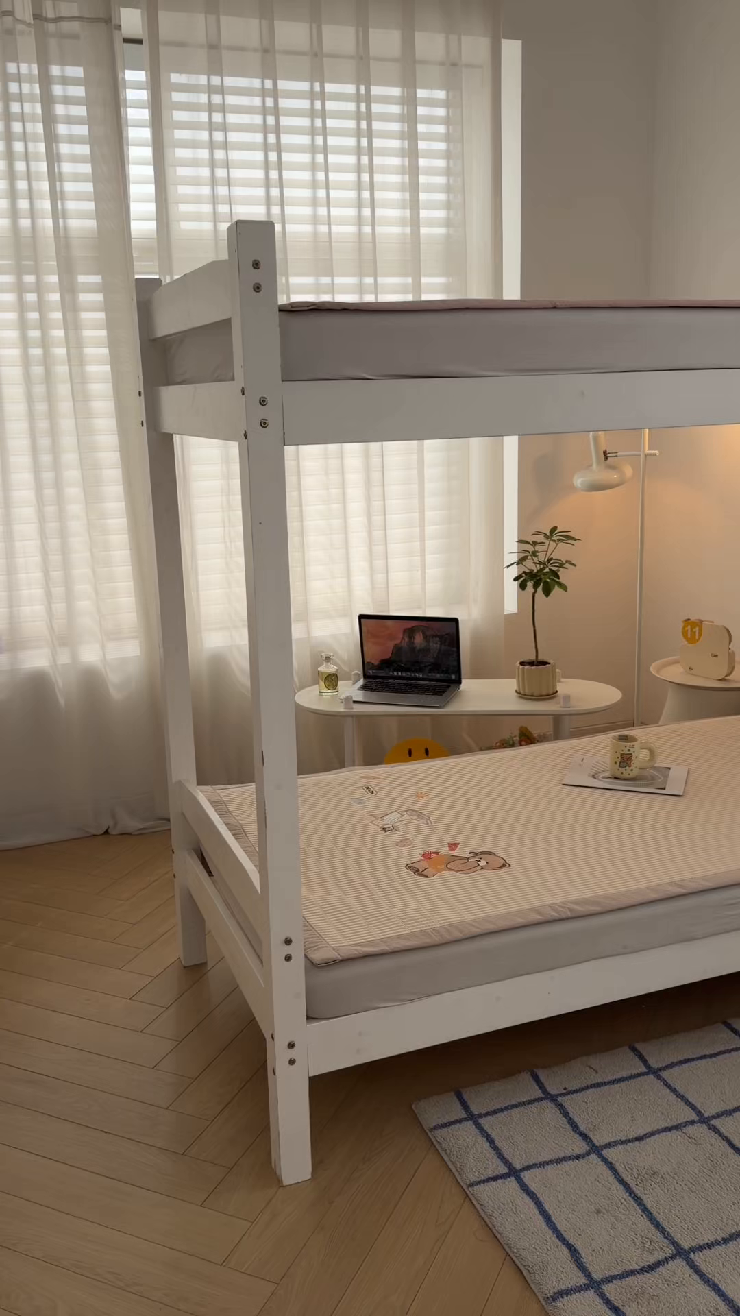 91家纺网 家纺一手货源 找家纺 慕木家纺 2026新品A类高端刺绣PE乙纶冰豆豆凉席泰迪爱兰系列正版授权(提供买家秀) 青屿熊语-米白