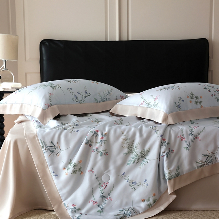 91家纺网 家纺一手货源 找家纺 久典家居 2026新款20%桑蚕丝+80%聚酯纤维宽边夏被四件套 境玉