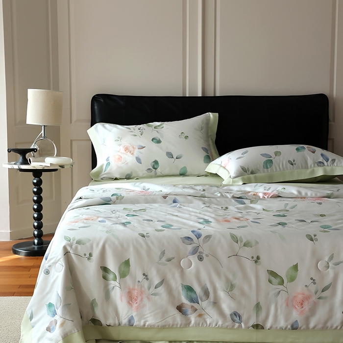 91家纺网 家纺一手货源 找家纺 久典家居 2026新款20%桑蚕丝+80%聚酯纤维宽边夏被四件套 璃月