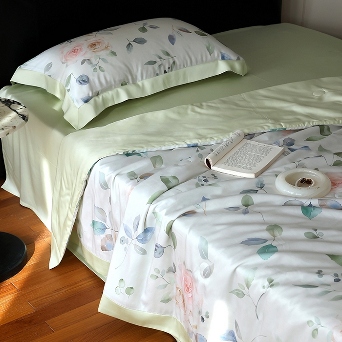 91家纺网 家纺一手货源 找家纺 久典家居 2026新款20%桑蚕丝+80%聚酯纤维宽边夏被四件套 璃月