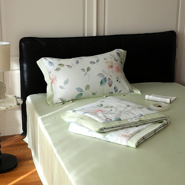 91家纺网 家纺一手货源 找家纺 久典家居 2026新款20%桑蚕丝+80%聚酯纤维宽边夏被四件套 璃月