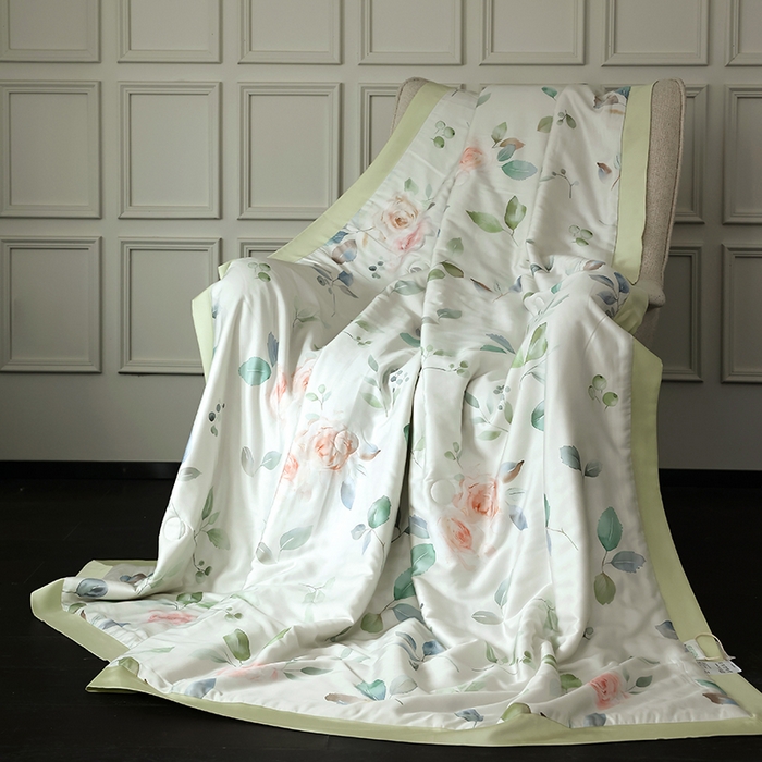 91家纺网 家纺一手货源 找家纺 久典家居 2026新款20%桑蚕丝+80%聚酯纤维宽边夏被四件套 璃月