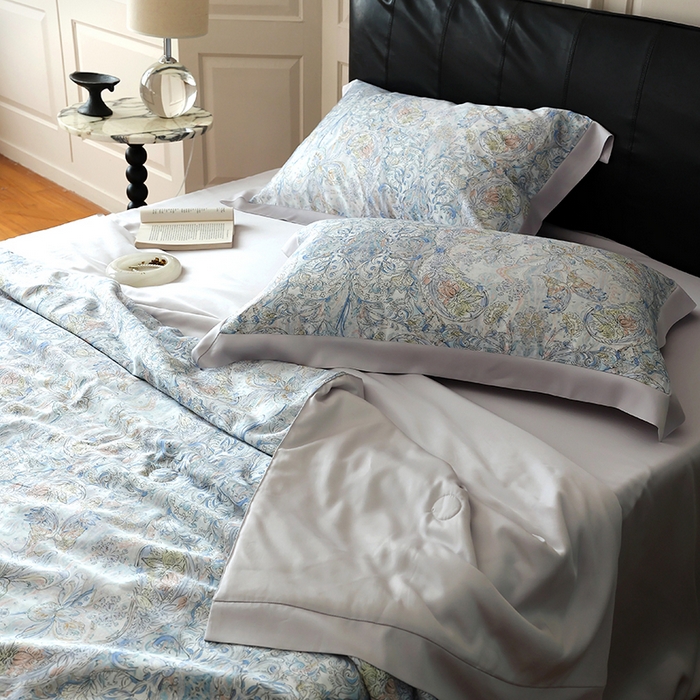 91家纺网 家纺一手货源 找家纺 久典家居 2026新款20%桑蚕丝+80%聚酯纤维宽边夏被四件套 梦澜