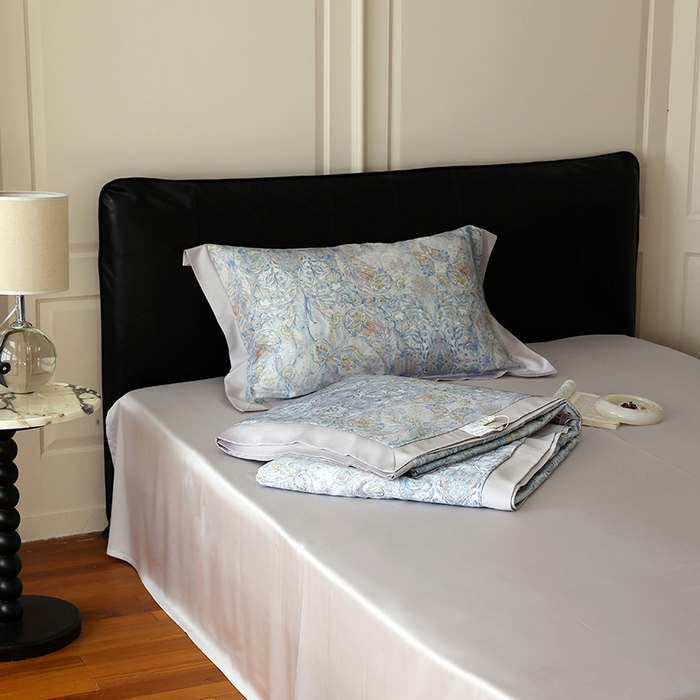 91家纺网 家纺一手货源 找家纺 久典家居 2026新款20%桑蚕丝+80%聚酯纤维宽边夏被四件套 梦澜