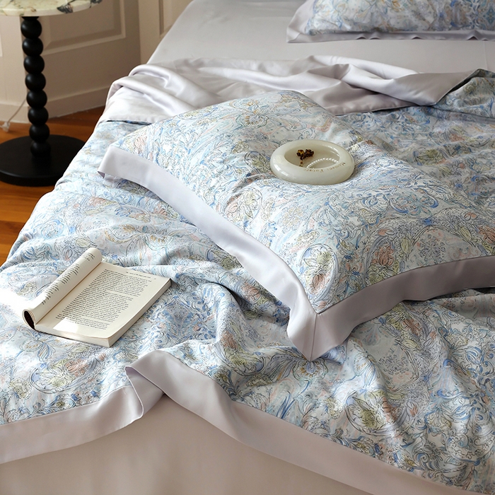 91家纺网 家纺一手货源 找家纺 久典家居 2026新款20%桑蚕丝+80%聚酯纤维宽边夏被四件套 梦澜