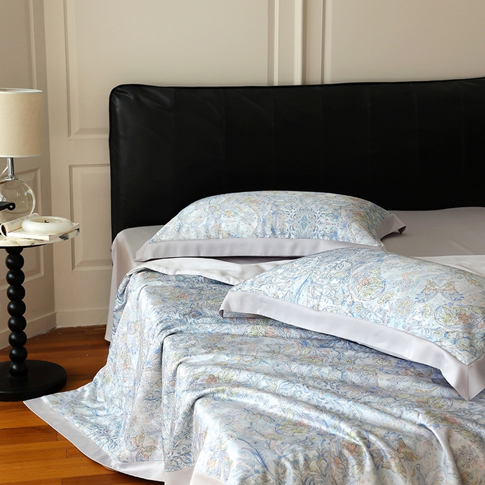 91家纺网 家纺一手货源 找家纺 久典家居 2026新款20%桑蚕丝+80%聚酯纤维宽边夏被四件套 梦澜