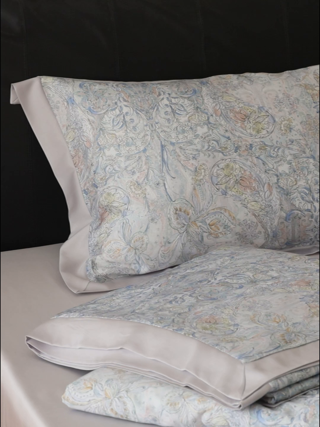 91家纺网 家纺一手货源 找家纺 久典家居 2026新款20%桑蚕丝+80%聚酯纤维宽边夏被四件套 梦澜