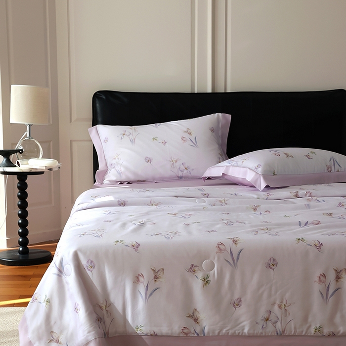 91家纺网 家纺一手货源 找家纺 久典家居 2026新款20%桑蚕丝+80%聚酯纤维宽边夏被四件套 梦语