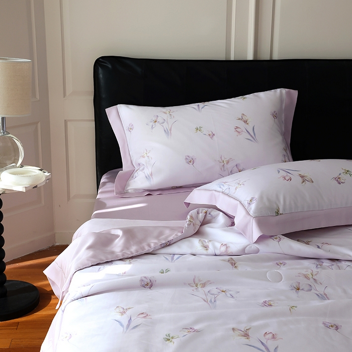 91家纺网 家纺一手货源 找家纺 久典家居 2026新款20%桑蚕丝+80%聚酯纤维宽边夏被四件套 梦语