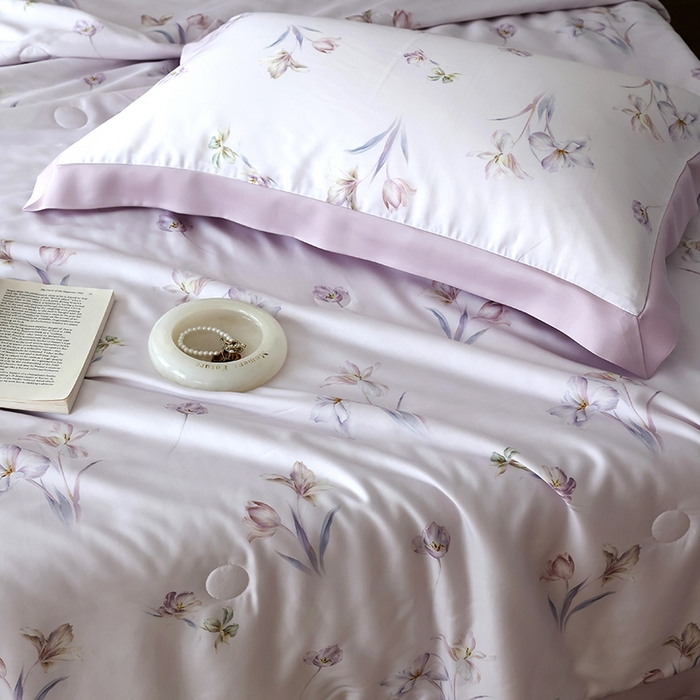 91家纺网 家纺一手货源 找家纺 久典家居 2026新款20%桑蚕丝+80%聚酯纤维宽边夏被四件套 梦语