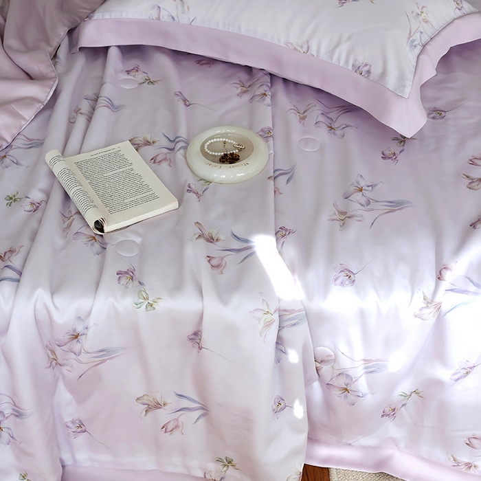 91家纺网 家纺一手货源 找家纺 久典家居 2026新款20%桑蚕丝+80%聚酯纤维宽边夏被四件套 梦语