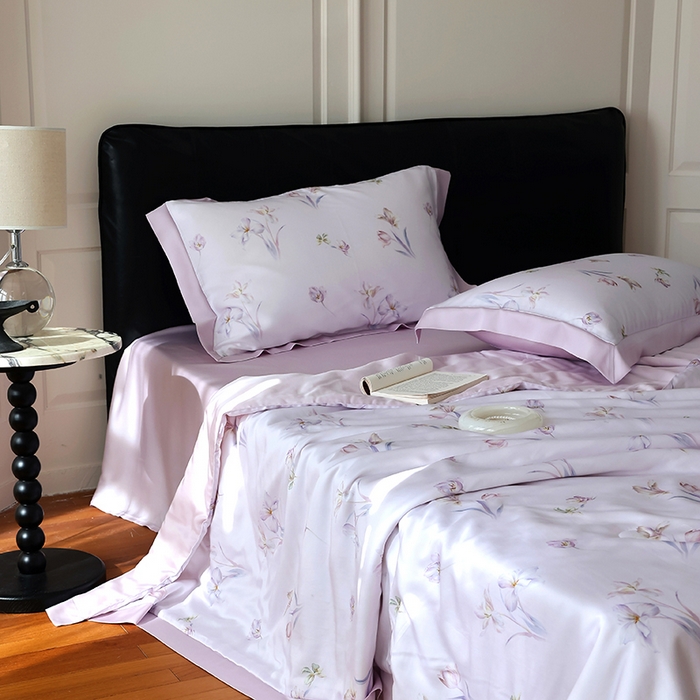 91家纺网 家纺一手货源 找家纺 久典家居 2026新款20%桑蚕丝+80%聚酯纤维宽边夏被四件套 梦语