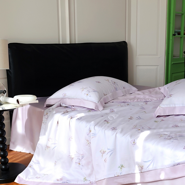 91家纺网 家纺一手货源 找家纺 久典家居 2026新款20%桑蚕丝+80%聚酯纤维宽边夏被四件套 梦语