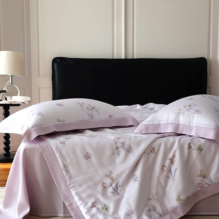 91家纺网 家纺一手货源 找家纺 久典家居 2026新款20%桑蚕丝+80%聚酯纤维宽边夏被四件套 梦语