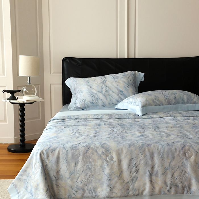 91家纺网 家纺一手货源 找家纺 久典家居 2026新款20%桑蚕丝+80%聚酯纤维宽边夏被四件套 拾光