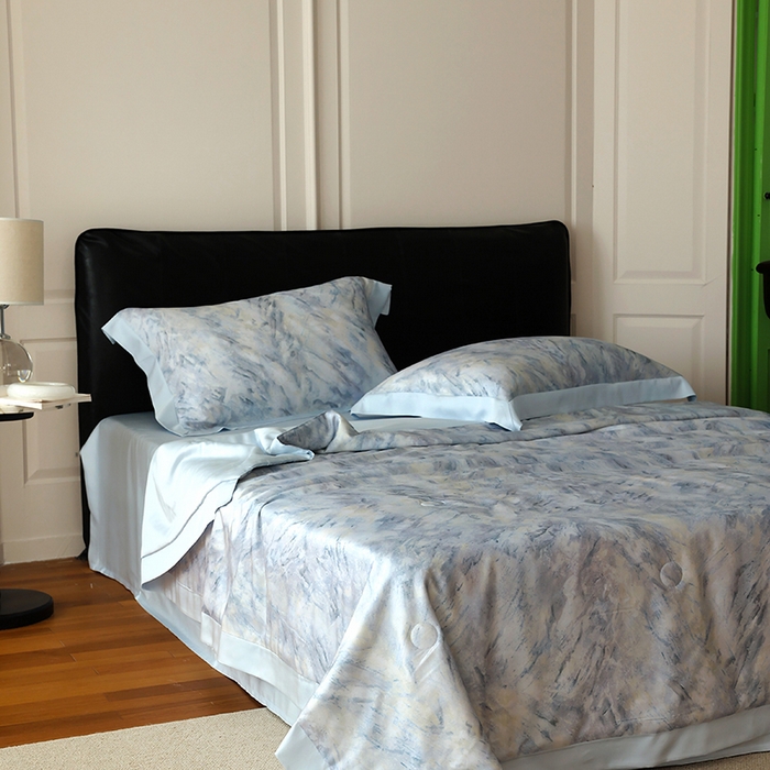 91家纺网 家纺一手货源 找家纺 久典家居 2026新款20%桑蚕丝+80%聚酯纤维宽边夏被四件套 拾光