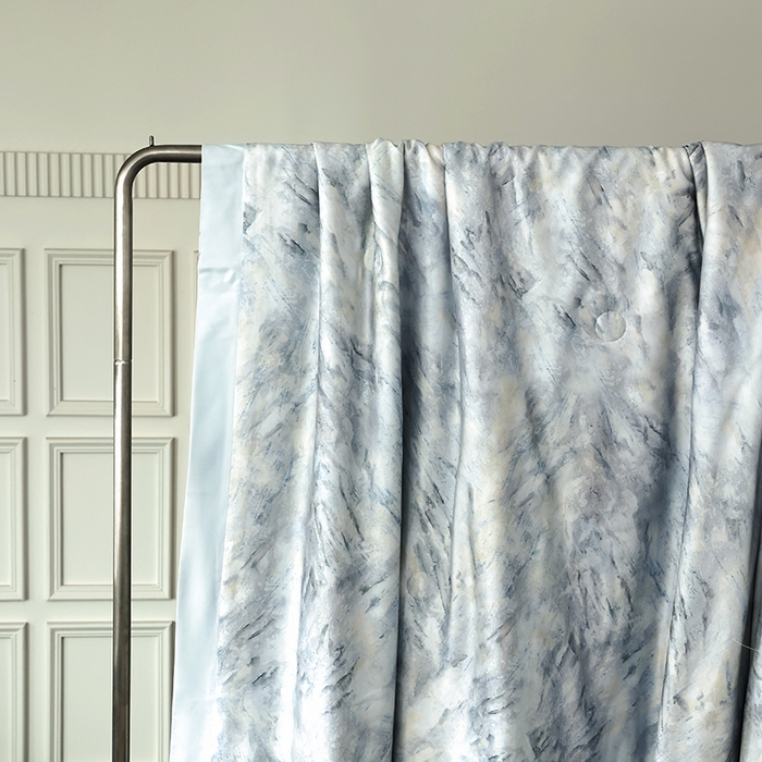 91家纺网 家纺一手货源 找家纺 久典家居 2026新款20%桑蚕丝+80%聚酯纤维宽边夏被四件套 拾光