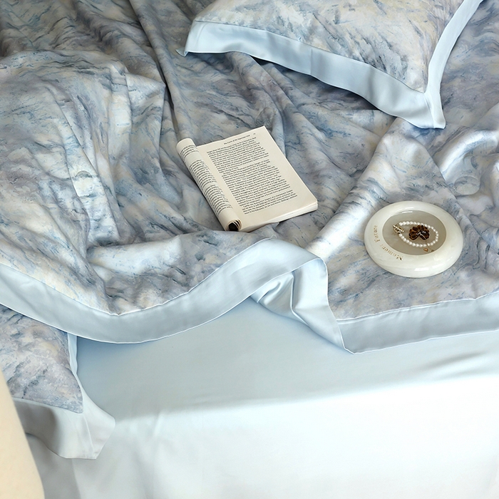 91家纺网 家纺一手货源 找家纺 久典家居 2026新款20%桑蚕丝+80%聚酯纤维宽边夏被四件套 拾光