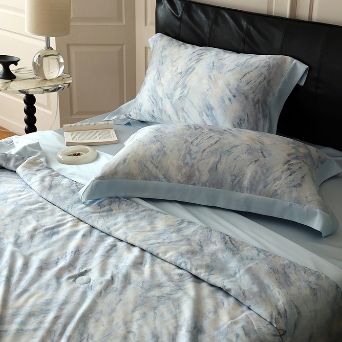 91家纺网 家纺一手货源 找家纺 久典家居 2026新款20%桑蚕丝+80%聚酯纤维宽边夏被四件套 拾光