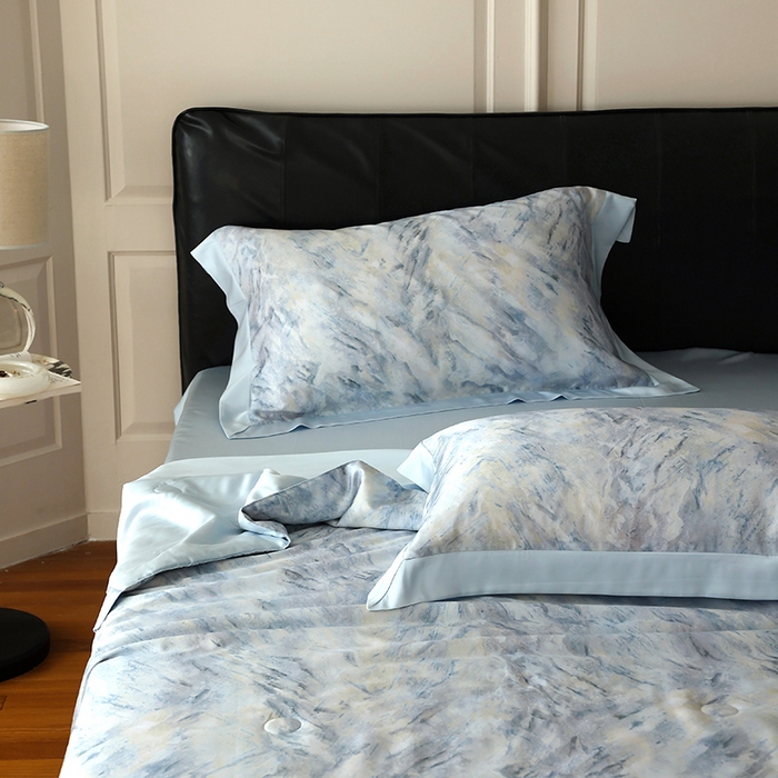 91家纺网 家纺一手货源 找家纺 久典家居 2026新款20%桑蚕丝+80%聚酯纤维宽边夏被四件套 拾光