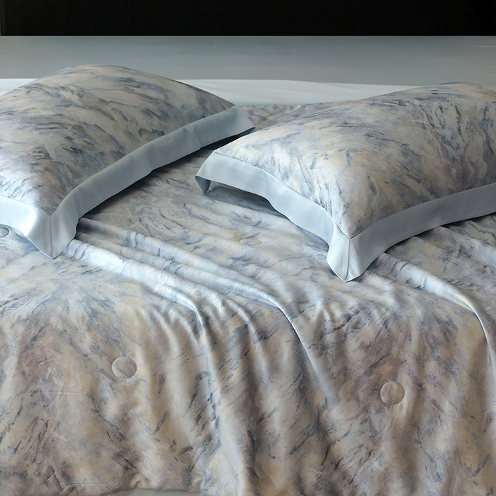 91家纺网 家纺一手货源 找家纺 久典家居 2026新款20%桑蚕丝+80%聚酯纤维宽边夏被四件套 拾光