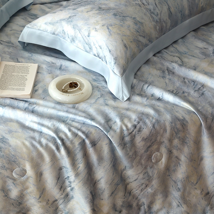 91家纺网 家纺一手货源 找家纺 久典家居 2026新款20%桑蚕丝+80%聚酯纤维宽边夏被四件套 拾光