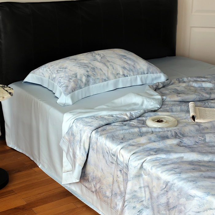 91家纺网 家纺一手货源 找家纺 久典家居 2026新款20%桑蚕丝+80%聚酯纤维宽边夏被四件套 拾光