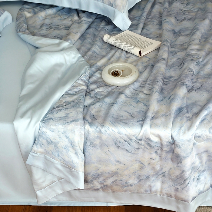 91家纺网 家纺一手货源 找家纺 久典家居 2026新款20%桑蚕丝+80%聚酯纤维宽边夏被四件套 拾光