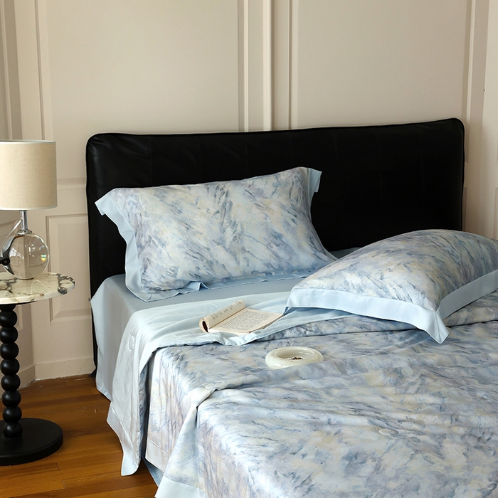 91家纺网 家纺一手货源 找家纺 久典家居 2026新款20%桑蚕丝+80%聚酯纤维宽边夏被四件套 拾光