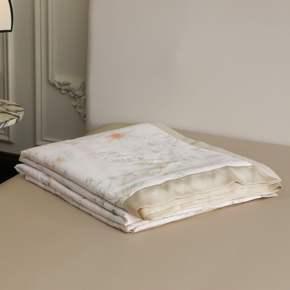 91家纺网 家纺一手货源 找家纺 久典家居 2026新款20%桑蚕丝+80%聚酯纤维宽边夏被四件套 唐娜