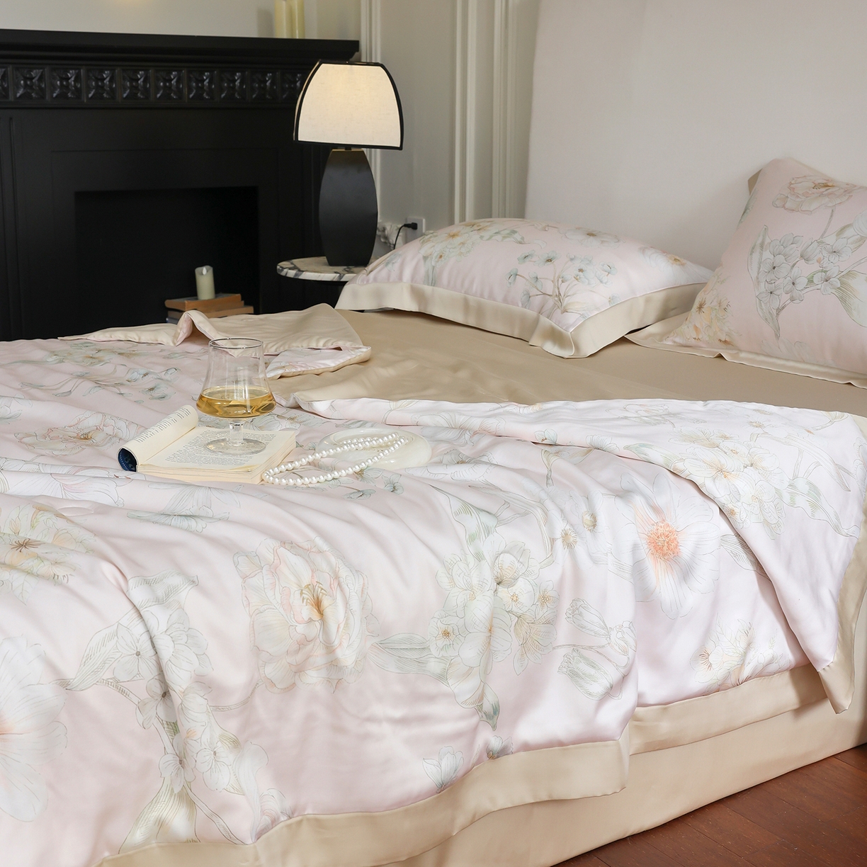 91家纺网 家纺一手货源 找家纺 久典家居 2026新款20%桑蚕丝+80%聚酯纤维宽边夏被四件套 唐娜