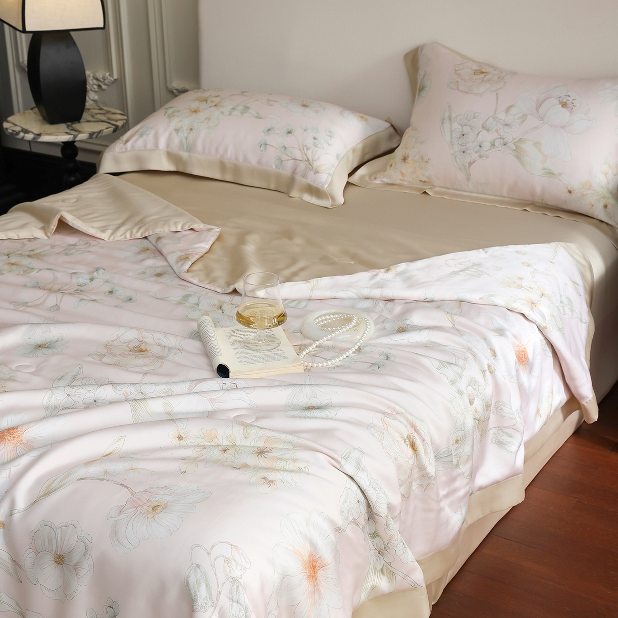 91家纺网 家纺一手货源 找家纺 久典家居 2026新款20%桑蚕丝+80%聚酯纤维宽边夏被四件套 唐娜