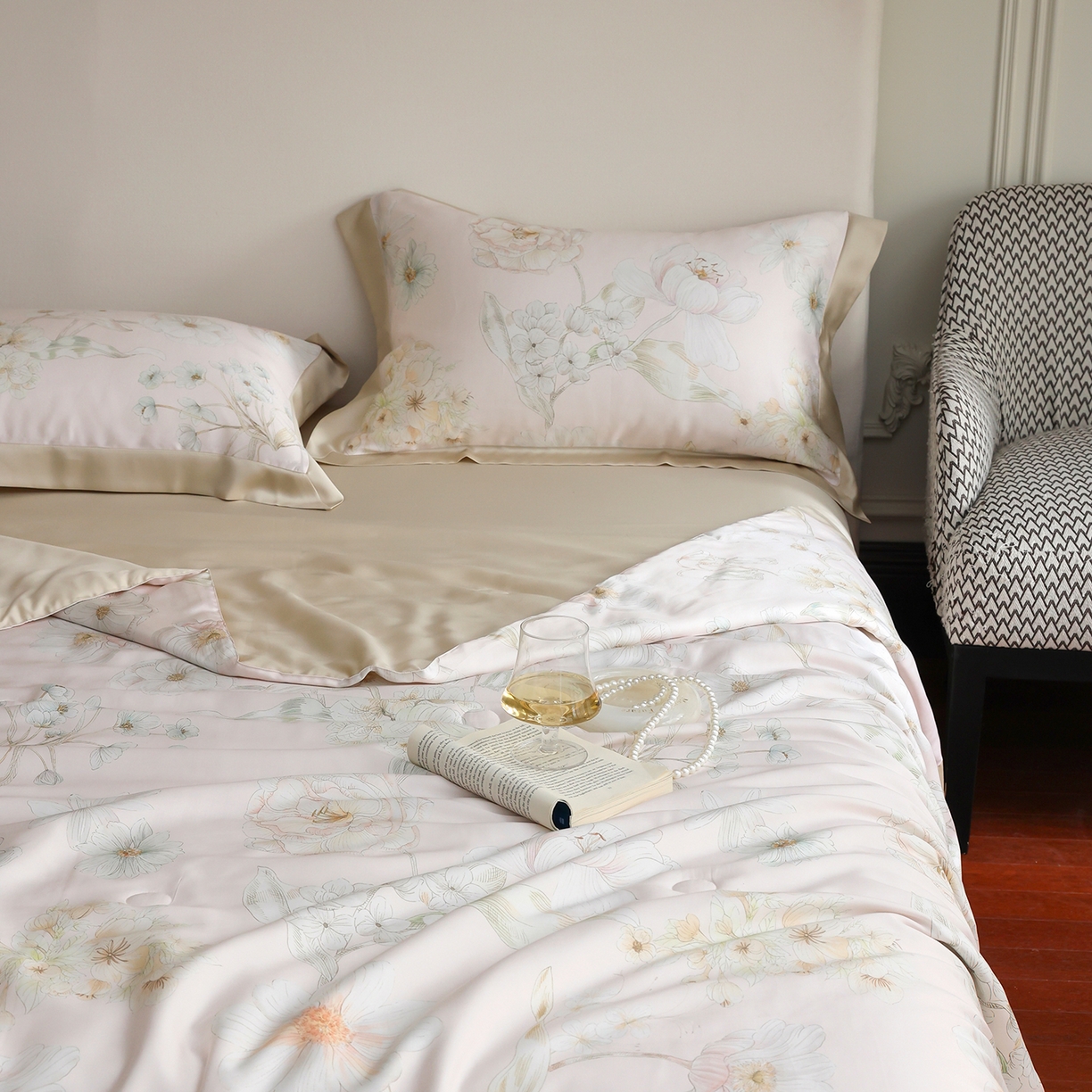 91家纺网 家纺一手货源 找家纺 久典家居 2026新款20%桑蚕丝+80%聚酯纤维宽边夏被四件套 唐娜