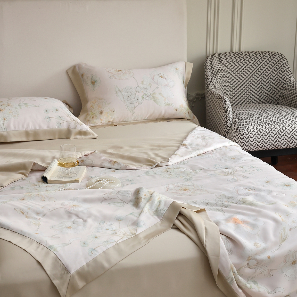 91家纺网 家纺一手货源 找家纺 久典家居 2026新款20%桑蚕丝+80%聚酯纤维宽边夏被四件套 唐娜