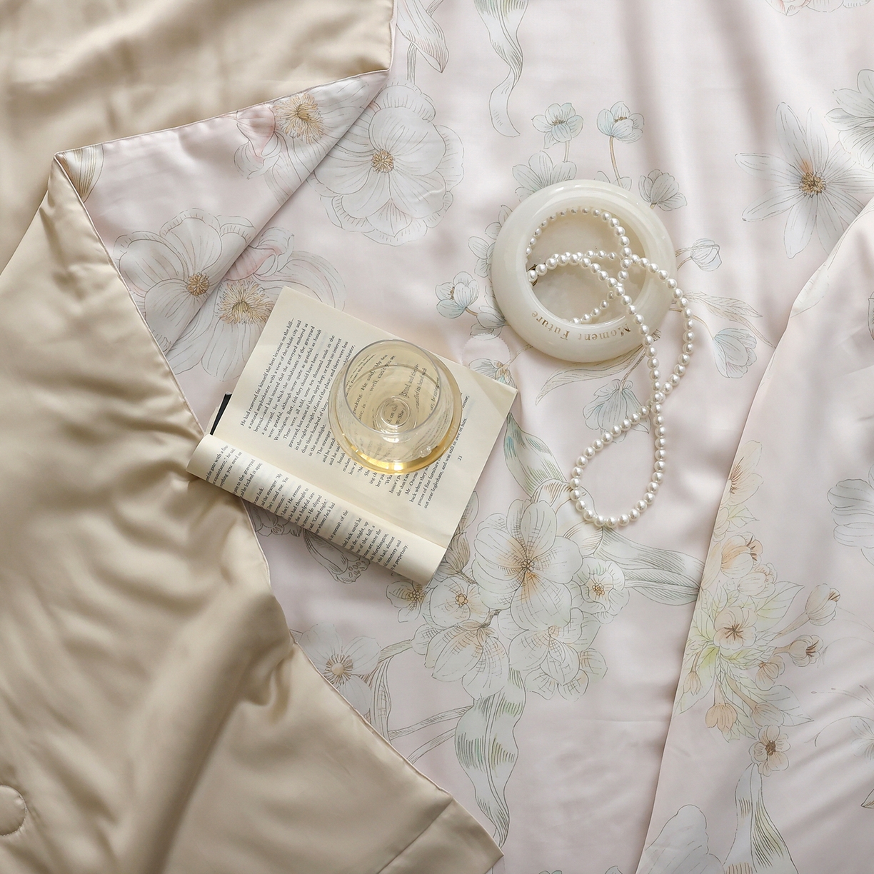 91家纺网 家纺一手货源 找家纺 久典家居 2026新款20%桑蚕丝+80%聚酯纤维宽边夏被四件套 唐娜