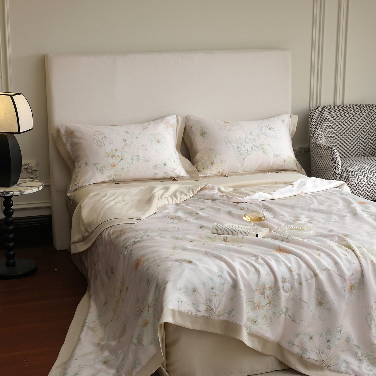 91家纺网 家纺一手货源 找家纺 久典家居 2026新款20%桑蚕丝+80%聚酯纤维宽边夏被四件套 唐娜