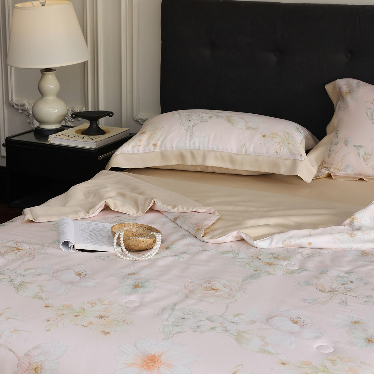 91家纺网 家纺一手货源 找家纺 久典家居 2026新款20%桑蚕丝+80%聚酯纤维宽边夏被四件套 唐娜