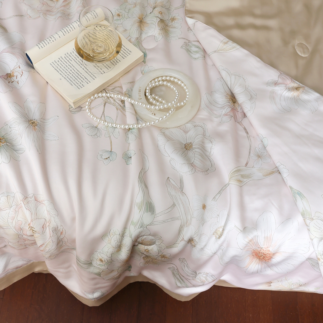 91家纺网 家纺一手货源 找家纺 久典家居 2026新款20%桑蚕丝+80%聚酯纤维宽边夏被四件套 唐娜