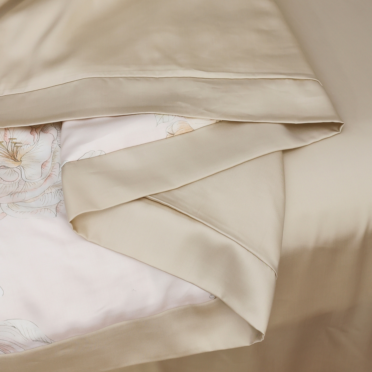 91家纺网 家纺一手货源 找家纺 久典家居 2026新款20%桑蚕丝+80%聚酯纤维宽边夏被四件套 唐娜