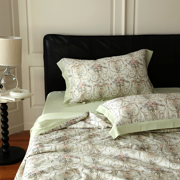 91家纺网 家纺一手货源 找家纺 久典家居 2026新款20%桑蚕丝+80%聚酯纤维宽边夏被四件套 邂逅