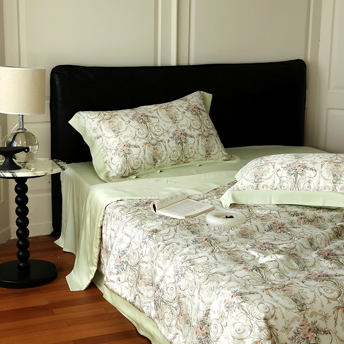 91家纺网 家纺一手货源 找家纺 久典家居 2026新款20%桑蚕丝+80%聚酯纤维宽边夏被四件套 邂逅